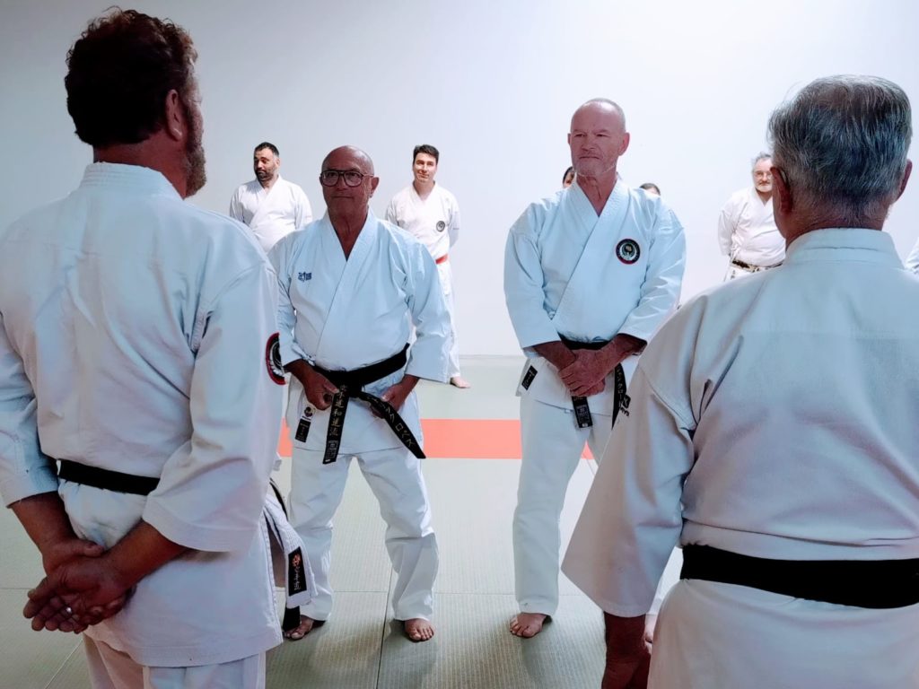 Patrick et Jean-Claude reçoivent leur ceinture noire, remise par leur deux sensei.